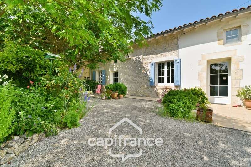 Maison charentaise rénovée à vendre 6 pièces COURCELLES (17), proche commerces, d'une superficie de 149m² avec atelier et jardin - photo 27