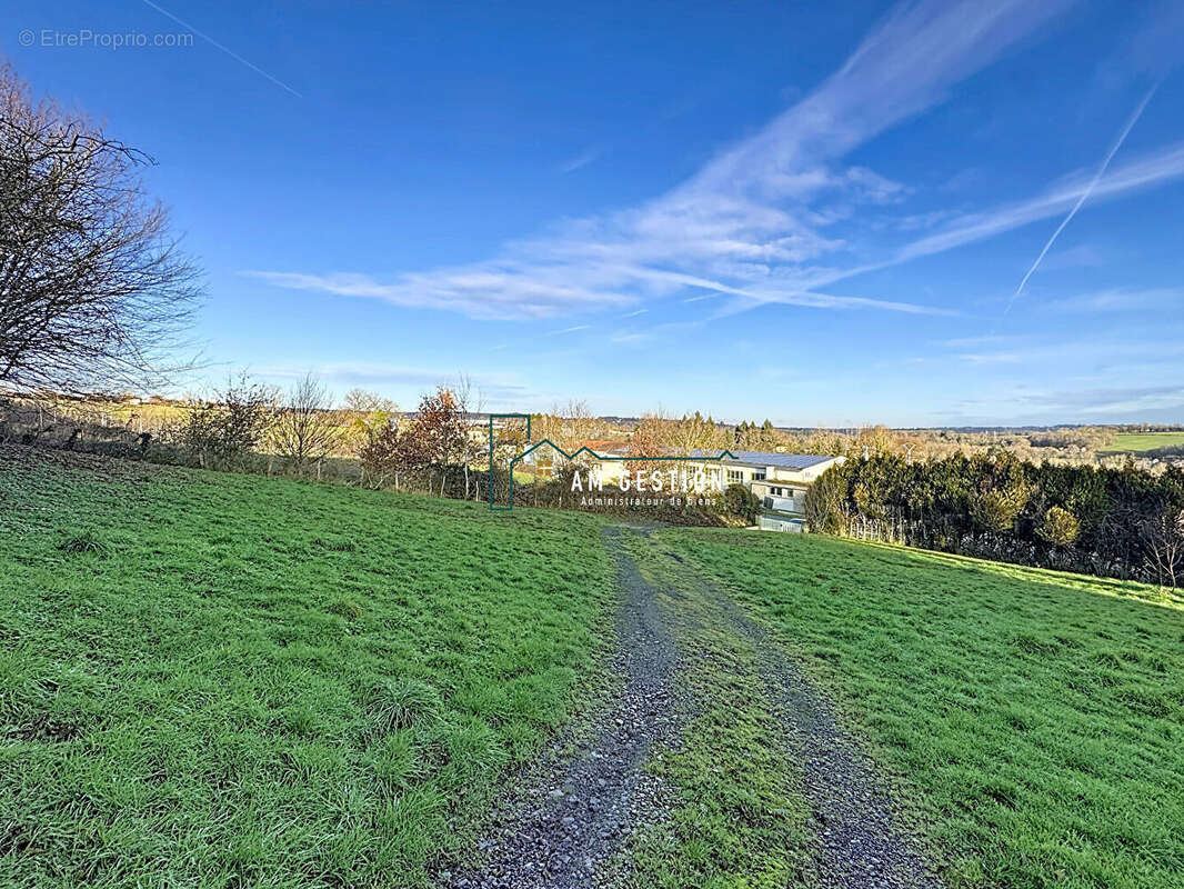 Terrain à AIXE-SUR-VIENNE