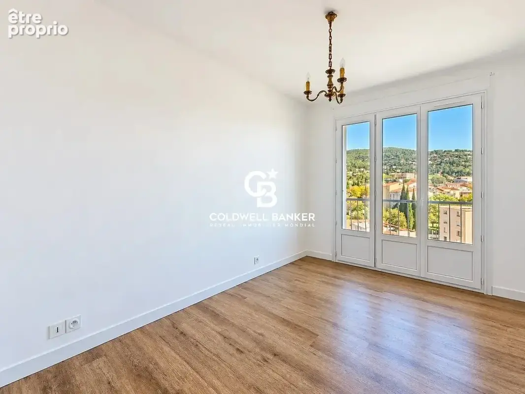 Draguignan – lumineux t4 rénové avec vue dégagée et grand balcon - photo 5