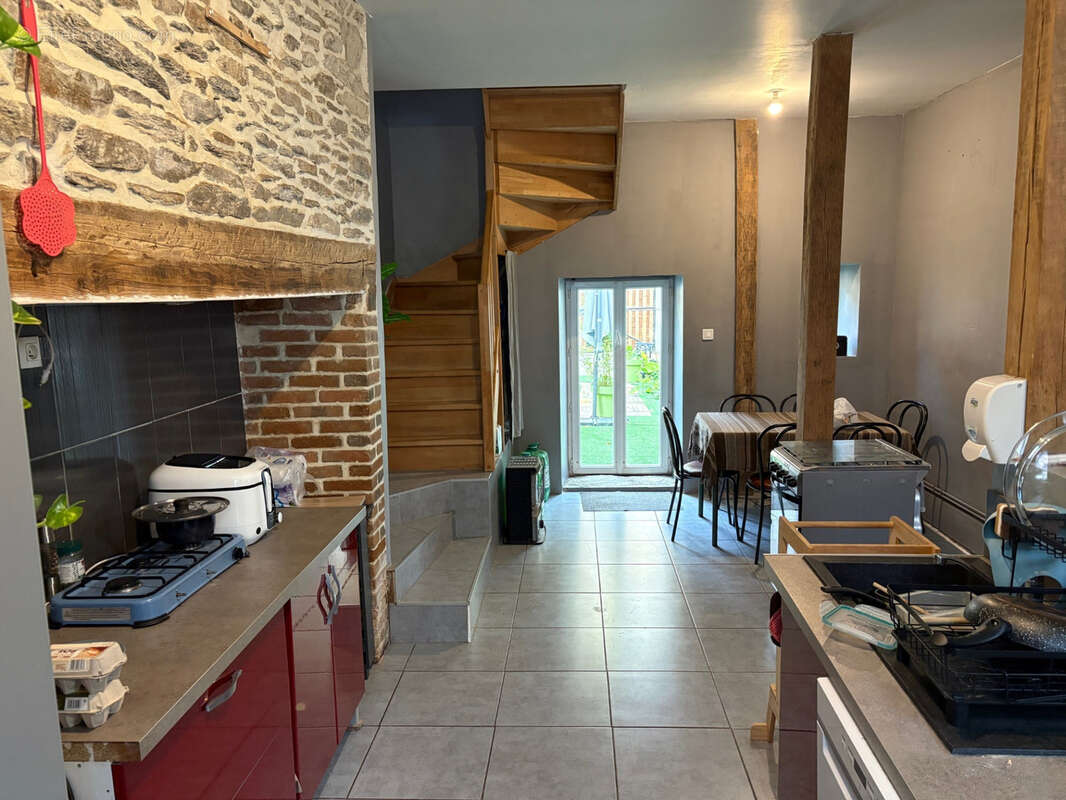 Coussac Bonneval maison de 6 pièces  proche des commerces avec cour et garage - photo 6