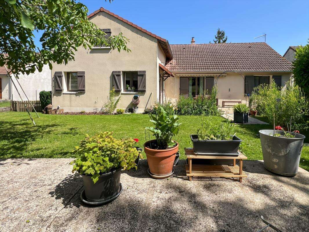 Maison à VILLENEUVE-SUR-CONIE