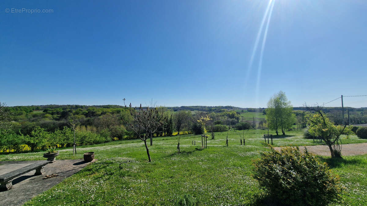 Maison à MONTMOREAU-SAINT-CYBARD
