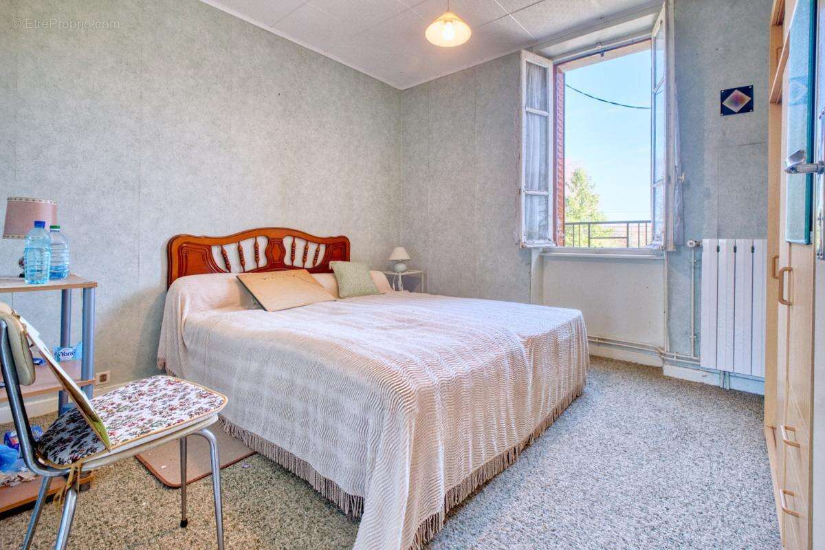 Maison à LA ROCHE-CANILLAC