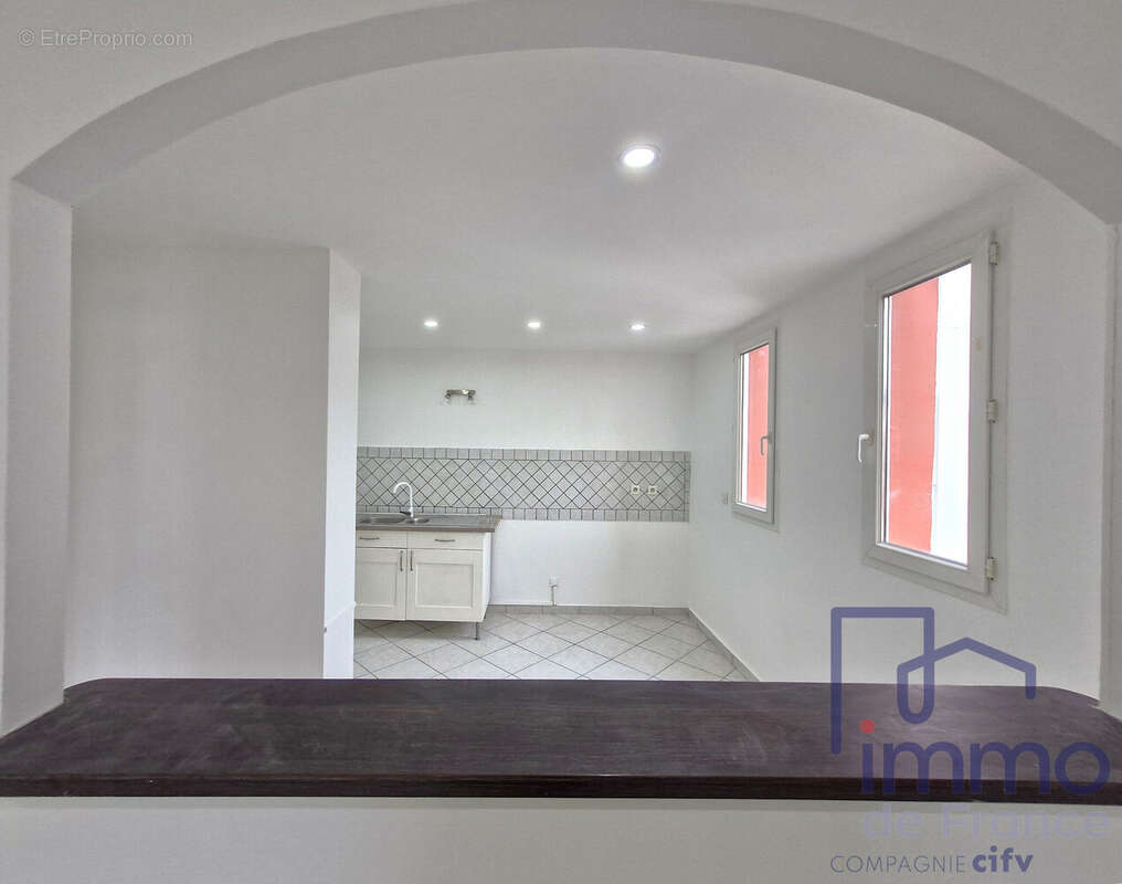 vue du passe plat de la cuisine actuelle - Appartement à SAINT-ETIENNE