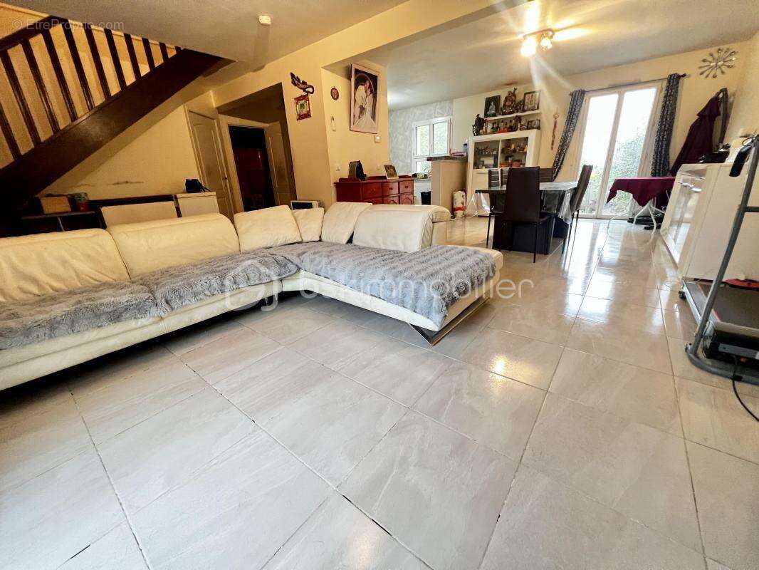 Maison familiale sur Coulommiers même : De très beau volumes Un bien rare sur ce prix là avec Beaucoup de potentiel !! - photo 4