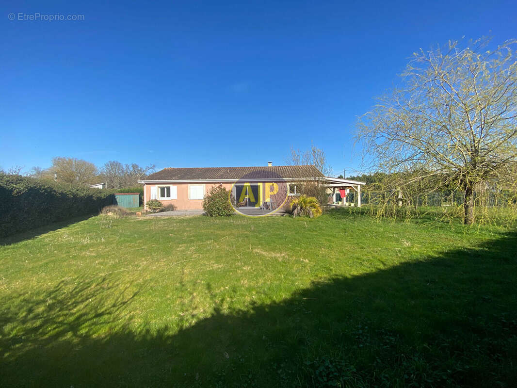 Maison à VENDAYS-MONTALIVET