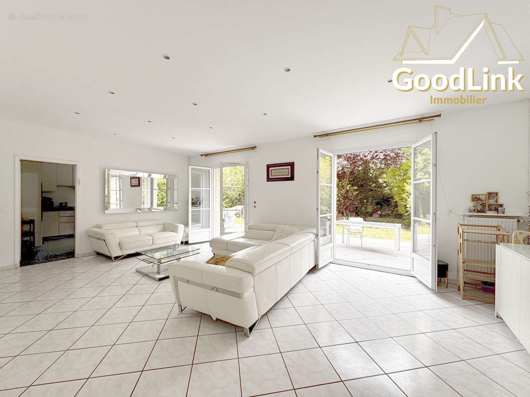 Maison 200 m² à Romainville  - photo 4