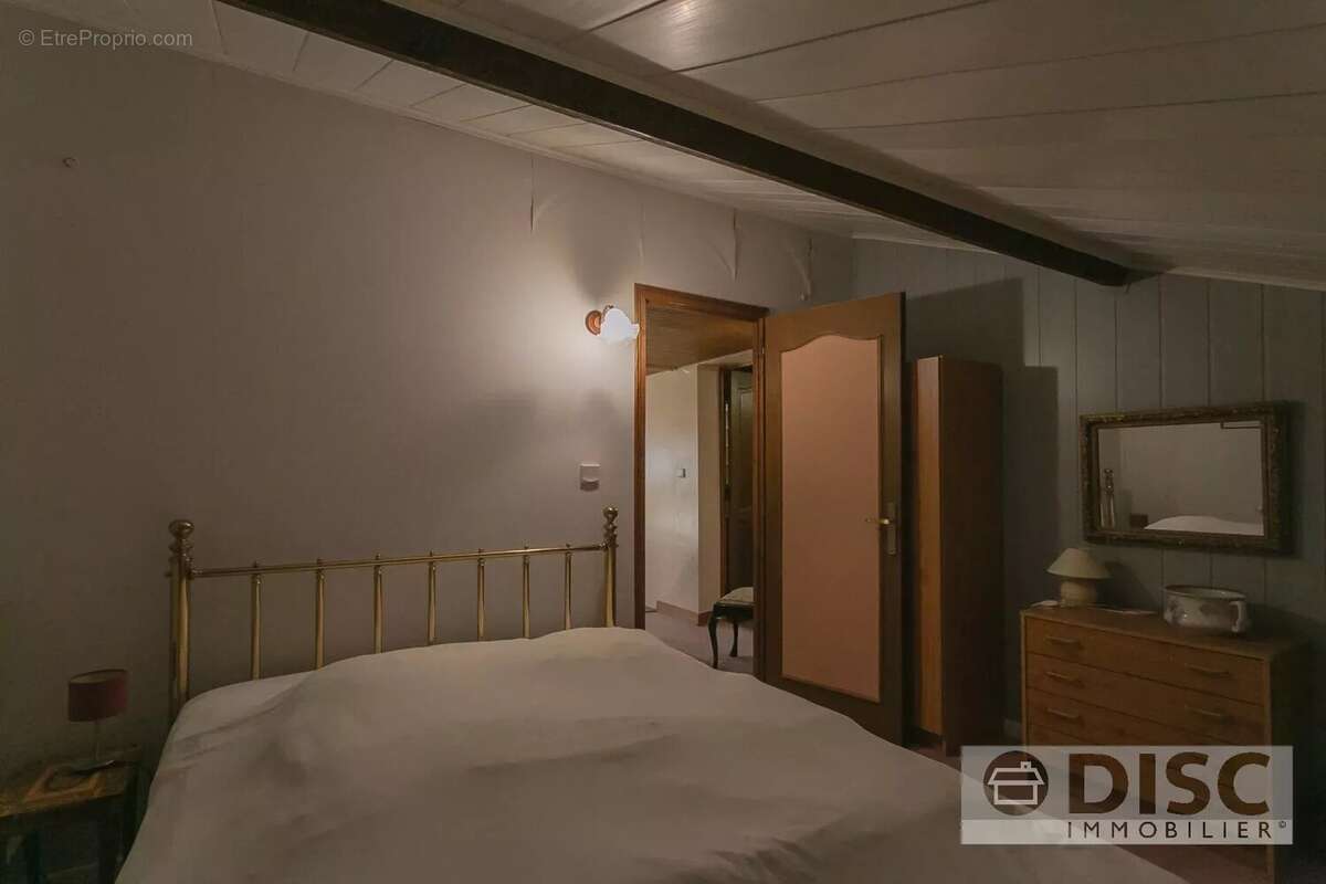 Maison de plain-pied avec grand jardin et garage. - photo 14
