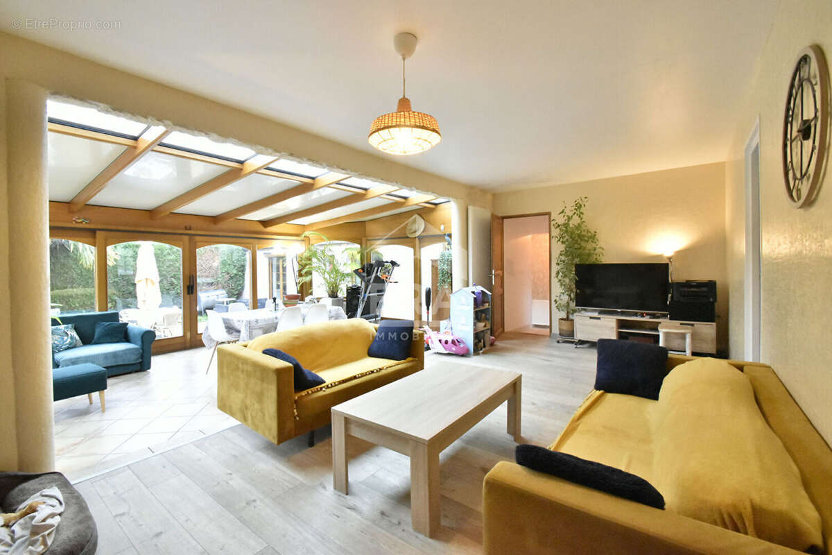 Maison à LA QUEUE-LES-YVELINES