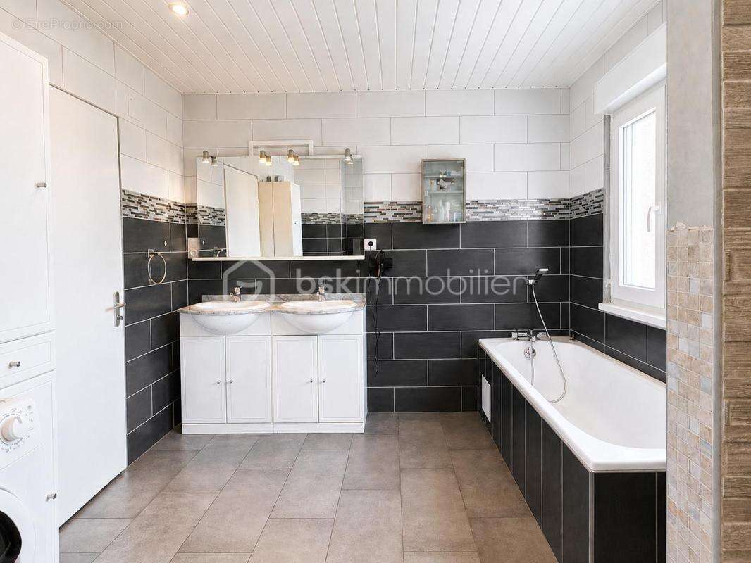Maison familiale avec un potentiel de revenu locatif - photo 9