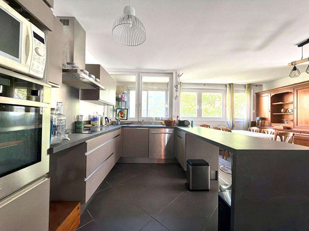 Appartement à CHARENTON-LE-PONT