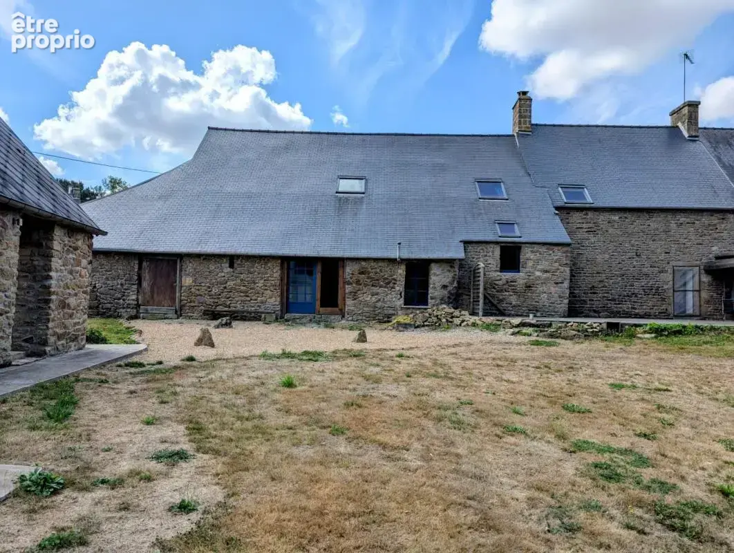 Mellé (35) : Longère de caractère rénovée (5 pièces) avec gîte indépendant, dépendances et potentiel d'aménagement - photo 2