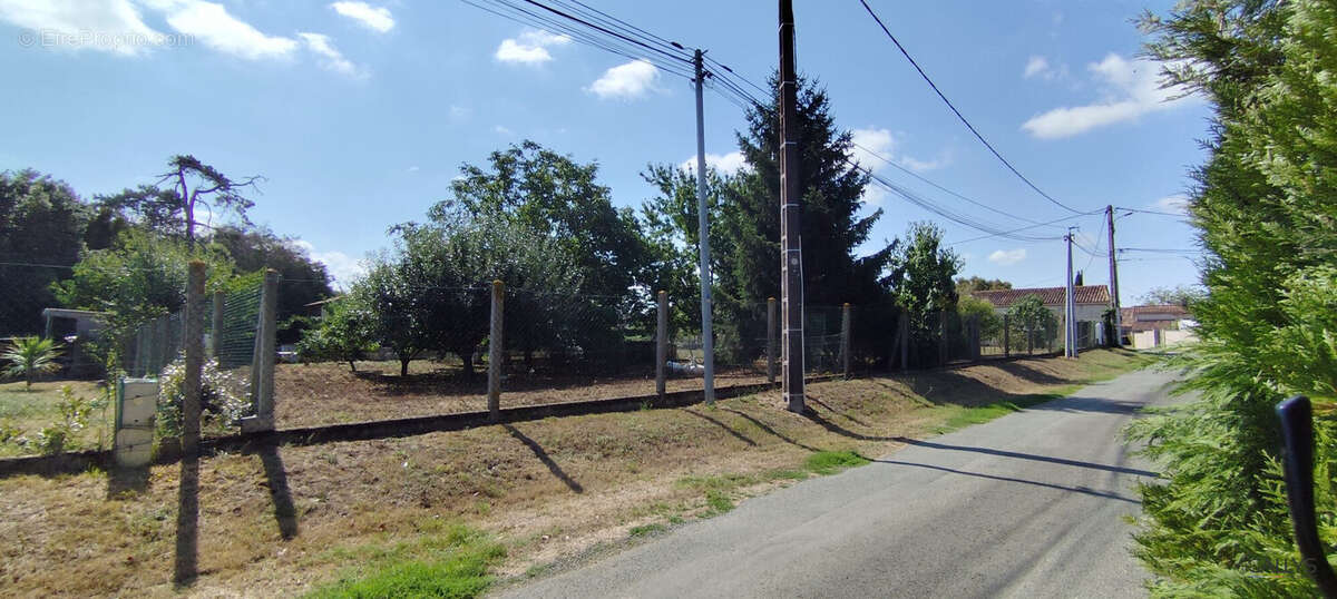 Terrain 700 m² à Gemozac  - photo 5