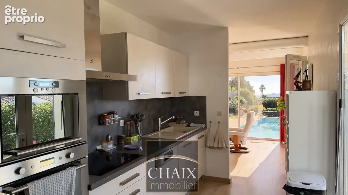 Villa lumineuse avec vue dégagée et piscine. - photo 9