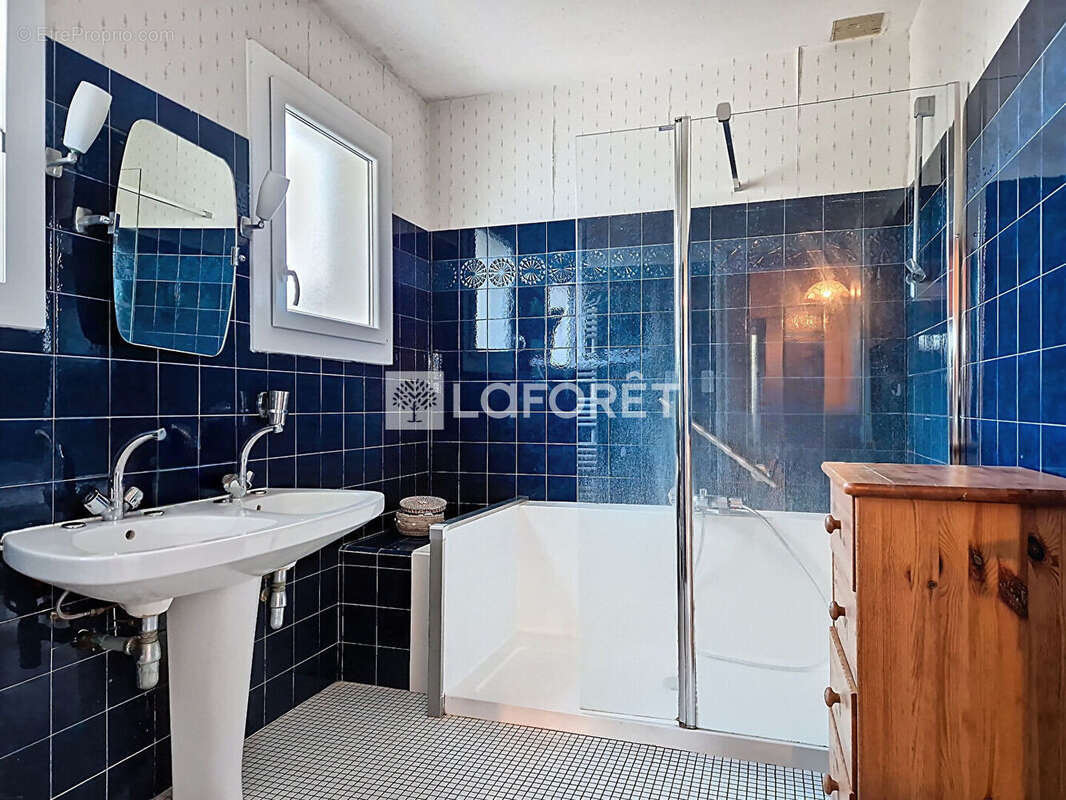MAISON DE BOURG - LE RHEU - 8 pièces, 5 chambres - 187 m2 - Parcelle 566 m2 - photo 12
