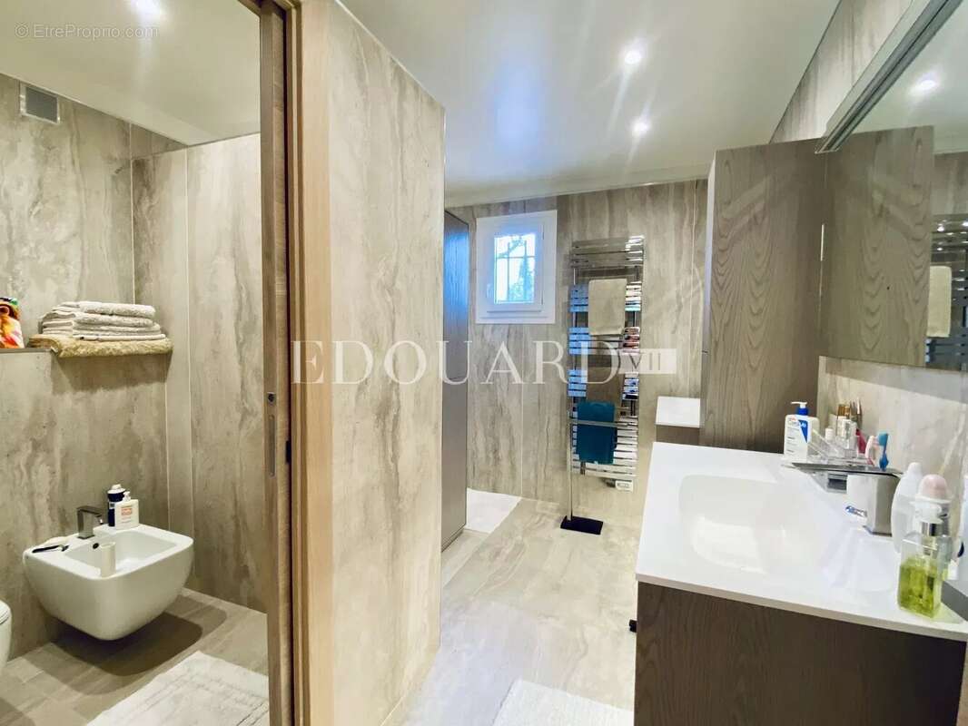 Splendide propriété de 300 m² en excellent état avec home cinéma, superbe piscine et pool house - photo 18