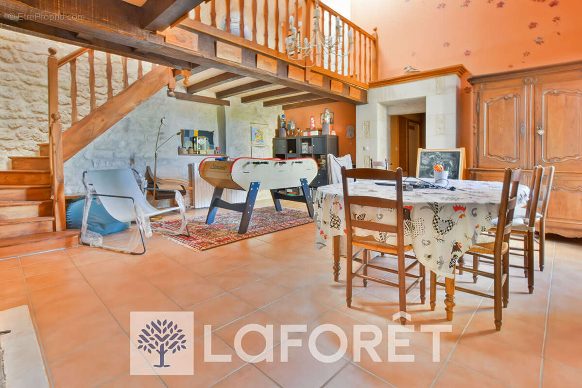 Maison à SAINT-GENIS-DE-SAINTONGE