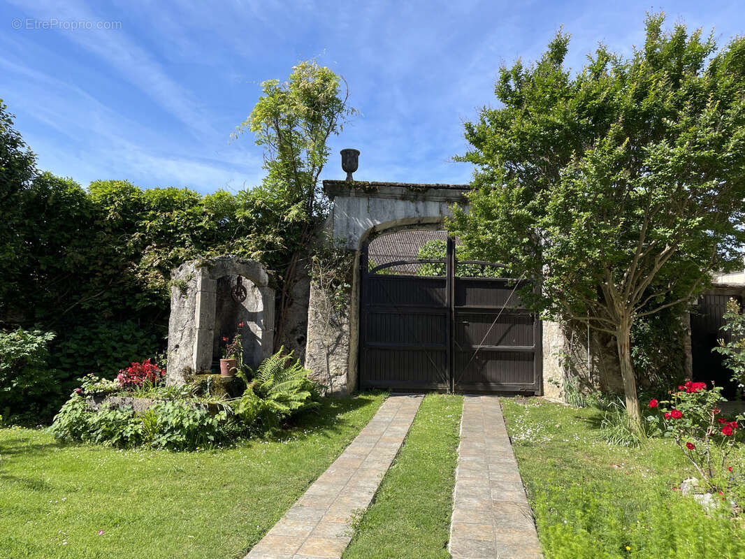 Rare enclos béarnais du XVIIe au XIXe siècle, au cœur de la vallée de Nay - photo 26