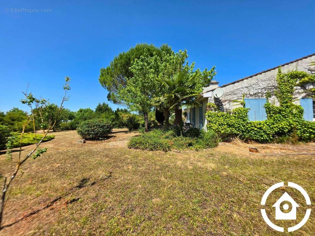 Maison à GENSAC-LA-PALLUE