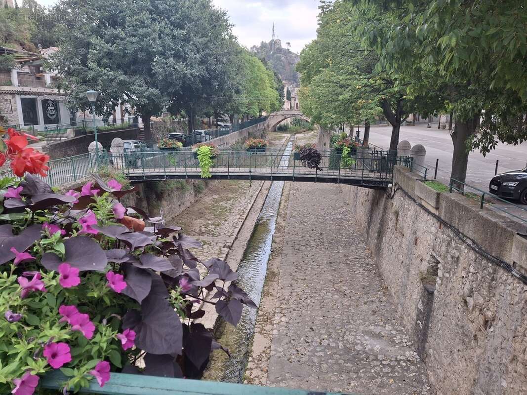 Commerce à ROQUEVAIRE