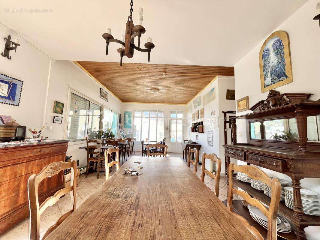 Immeuble mixte de 348m2 avec hôtel, loft, boutique et café ! - photo 2