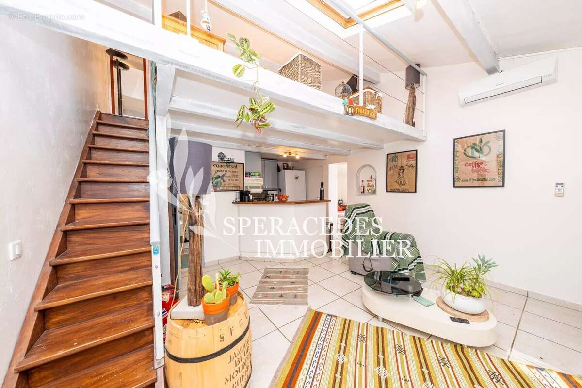 Maison à SAINT-CEZAIRE-SUR-SIAGNE