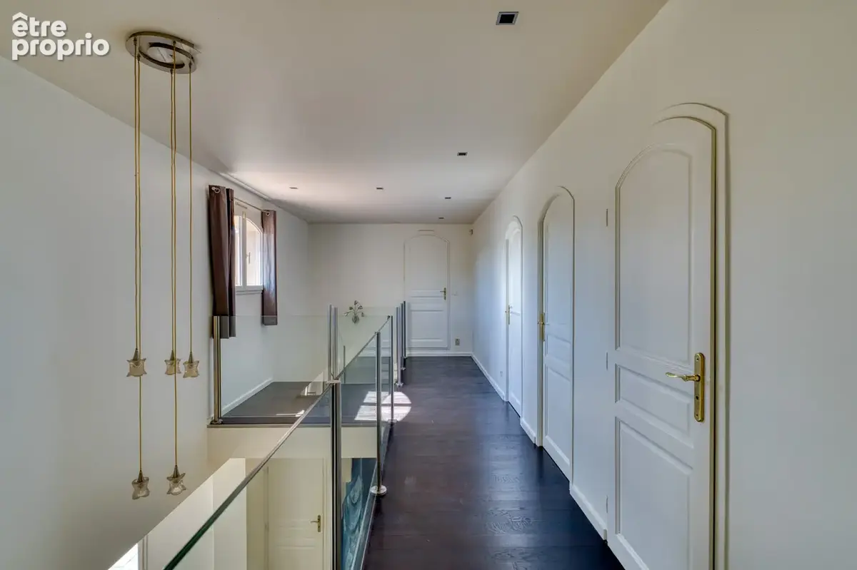Proche commodités et calme pour cette maison climatisée avec piscine et s-sol complet - photo 10