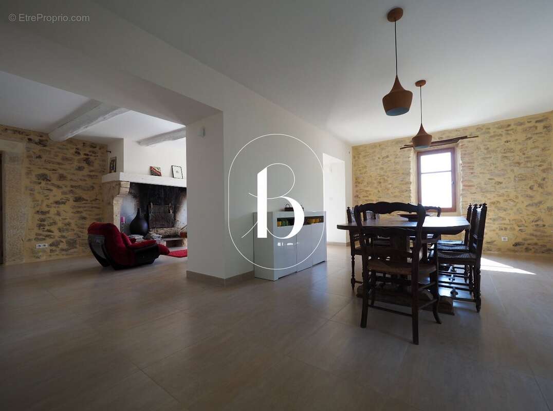 Maison à LAUDUN-L'ARDOISE