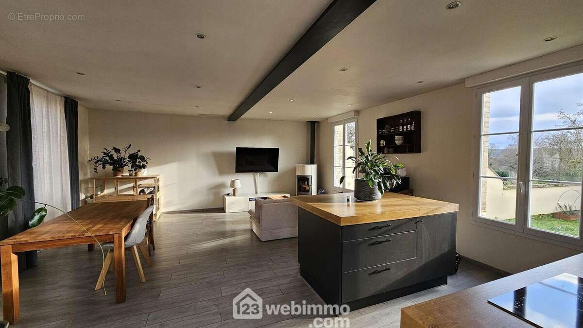 Une vue d'ensemble de cette grande pièce lumineuse. - Maison à MILLY-LA-FORET