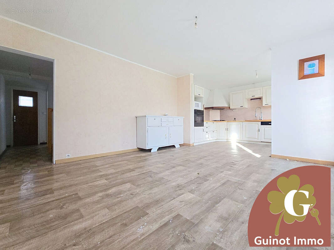 Entrée- coin repas - Maison à LA FRENAYE