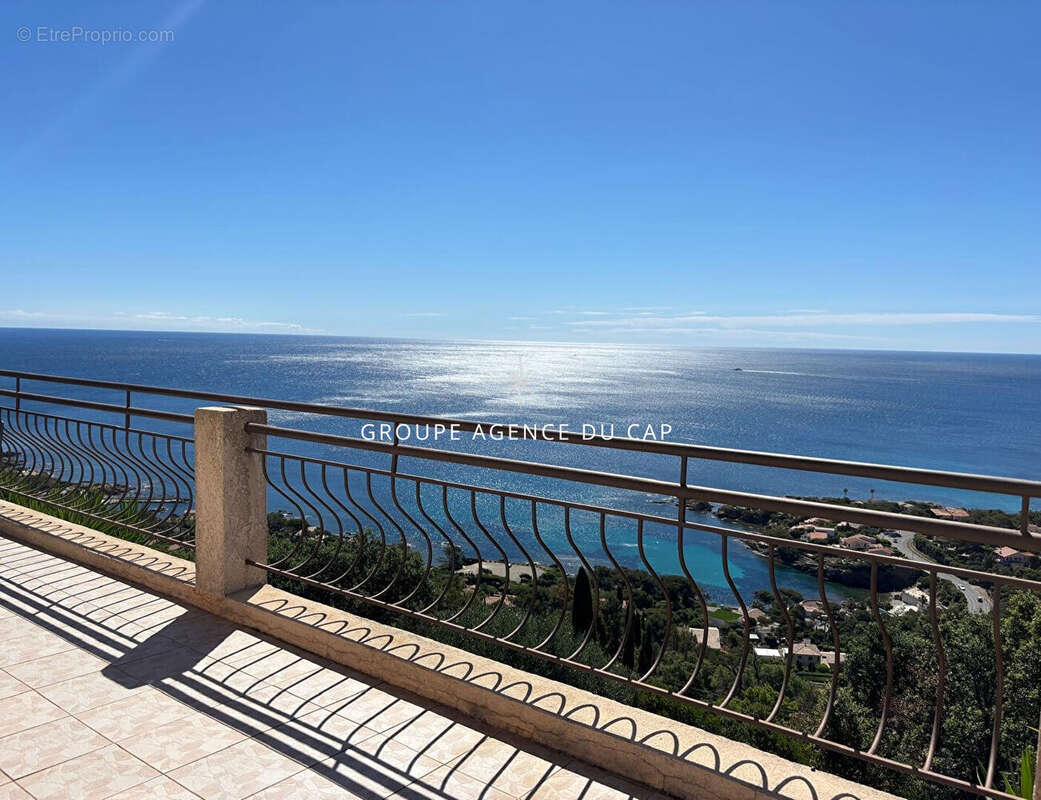 A vendre villa "beaumont" 4 chambres 2 appartements piscine parkings aux issambres - photo 8