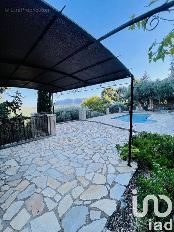 Photo 1 - Maison à LE REVEST-LES-EAUX