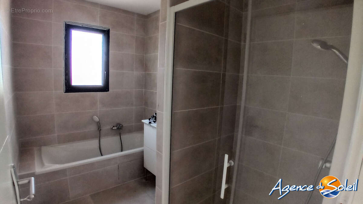 SALLE DE BAINS AVEC BAIGNOIRE ET DOUCHE - Maison à SAINT-ANDRE-DE-ROQUELONGUE