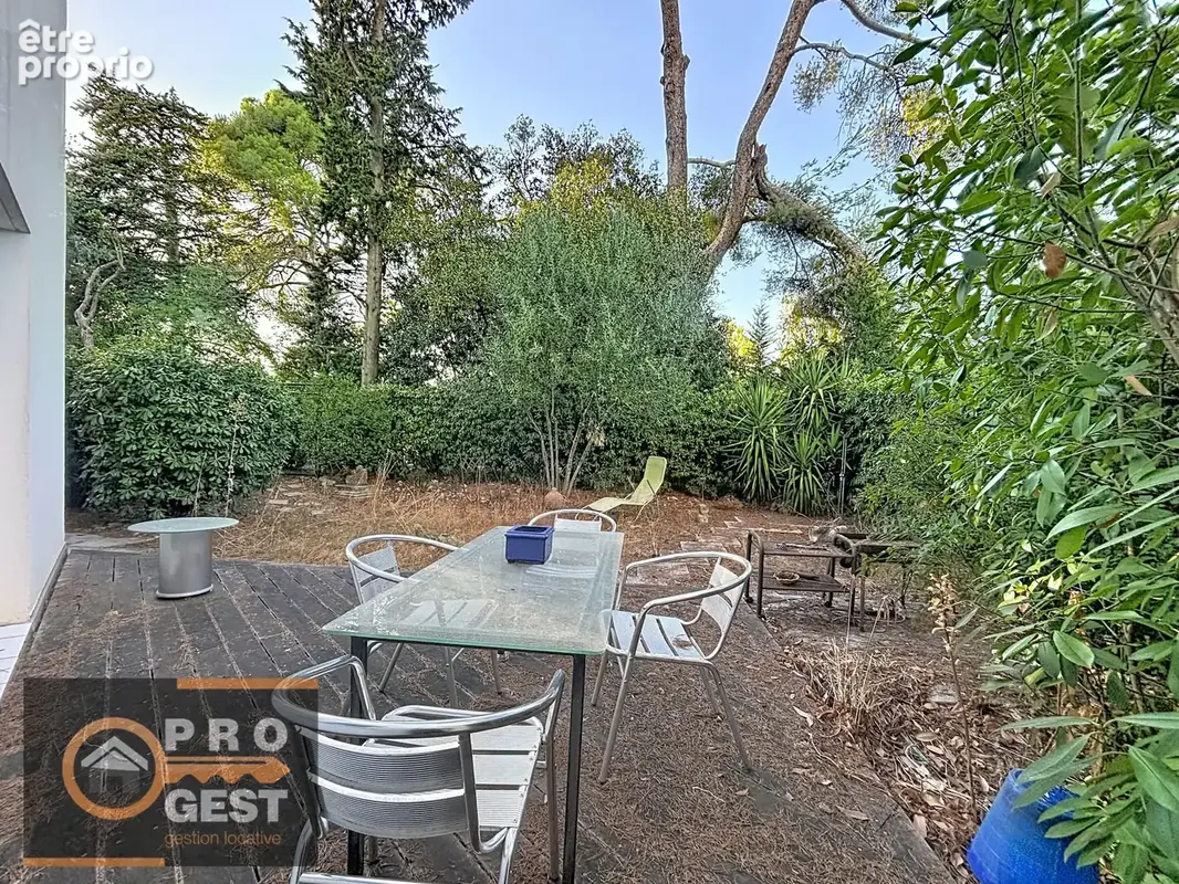 joli rez de jardin dans résidence avec parc classé garage et cave - photo 5