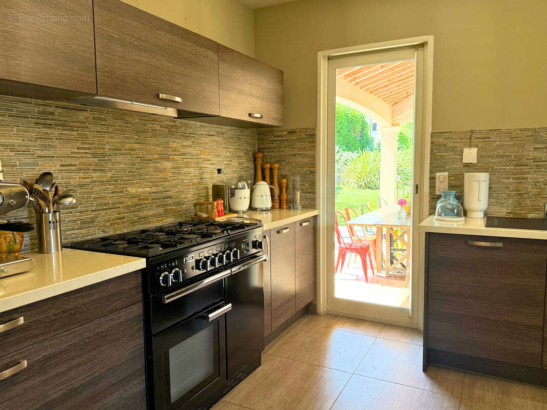 Maison à LE PUY-SAINTE-REPARADE