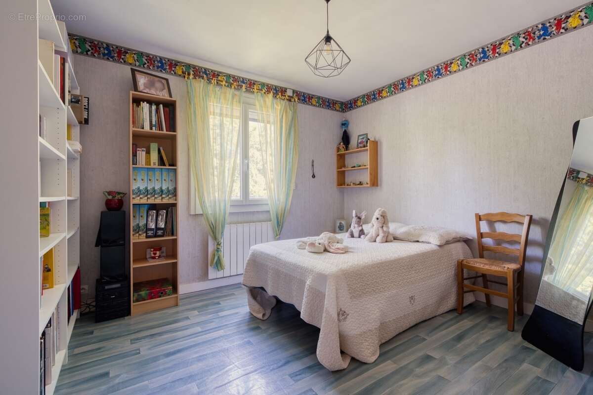 Maison de plain-pied de 135 m² à vendre - 4 chambres - 1 bureau - 7 pièces TONNAY CHARENTE (17) - photo 19