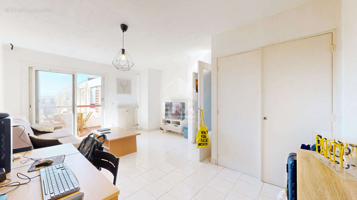 Appartement à SAINT-LAURENT-DU-VAR