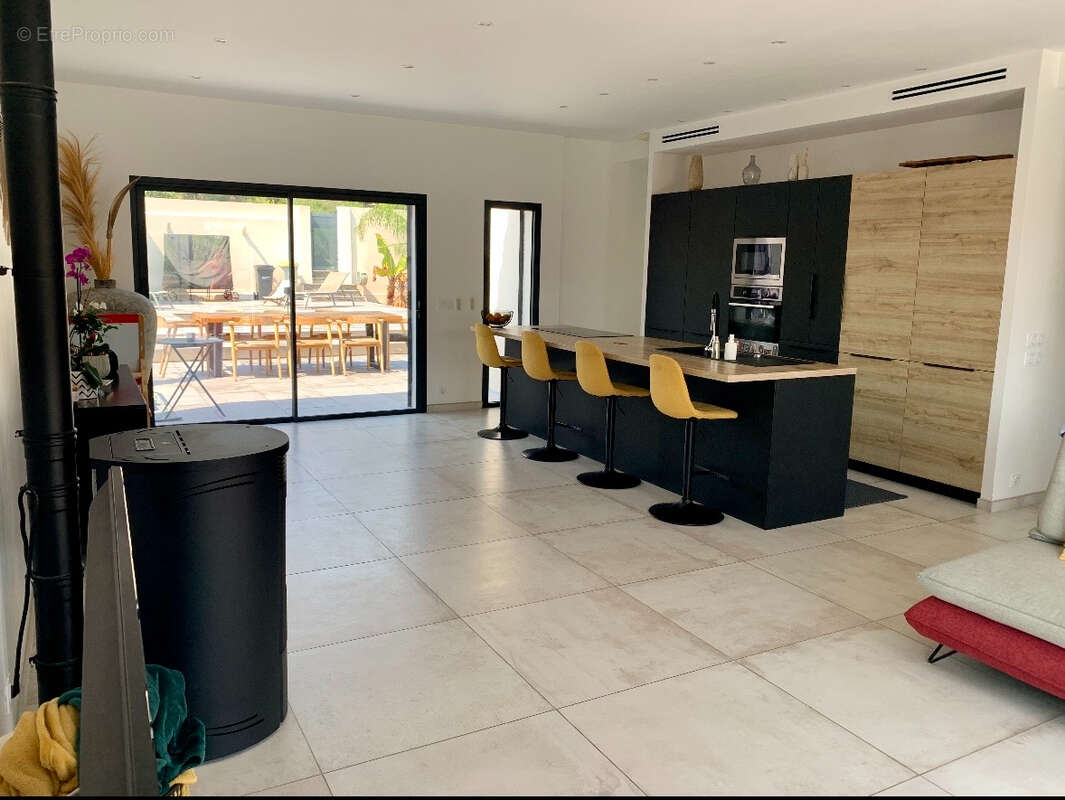 Maison de plain pied 100m2 terrain 538m2 garage et piscine - photo 3