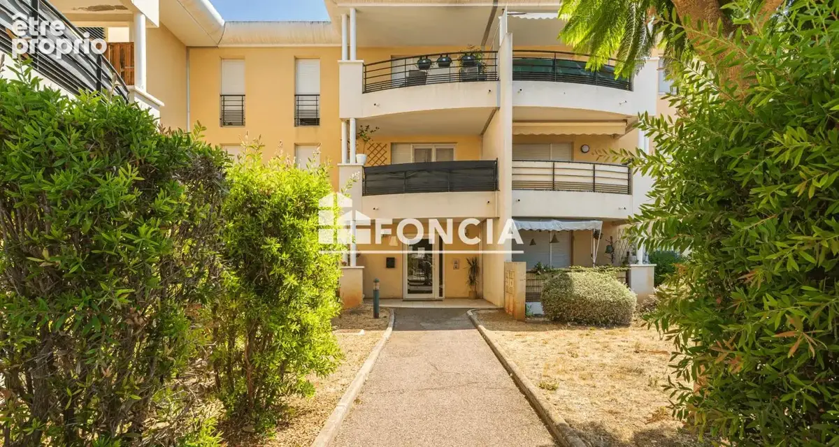 La Seyne-sur-Mer – Appartement Type 2 au dernier étage avec terrasse, piscine et vue dégagée - photo 2