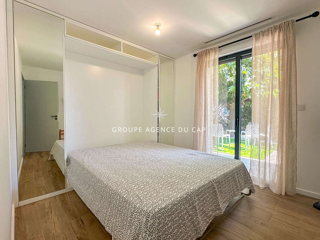A vendre villa vue mer environ 200 m2 entierement renovee offrant 5 chambres dont 4 en suite piscine garage a saint aygulf - photo 12