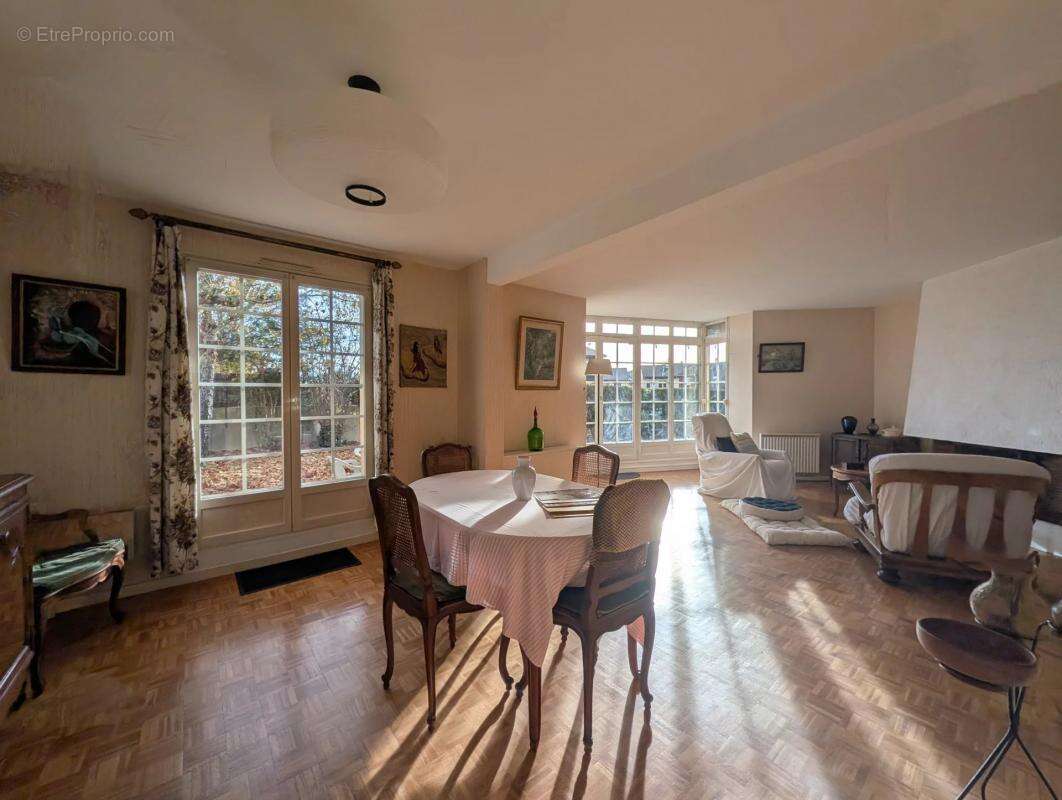 Maison à LES CLAYES-SOUS-BOIS