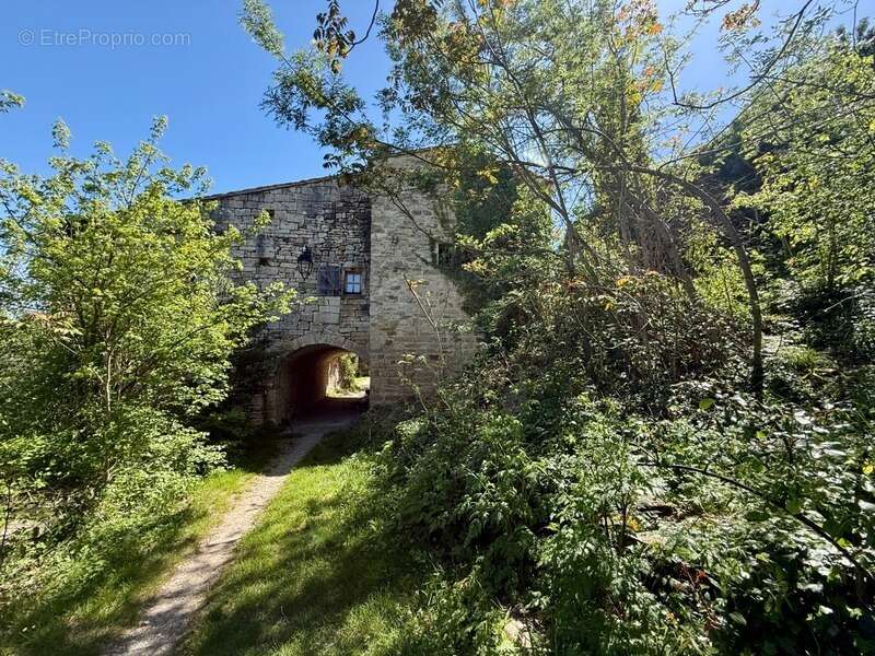 A 2 pas de saint martin de londres, maison de village de caractere a renover avec vue exceptionnelle et fort potentiel - photo 3