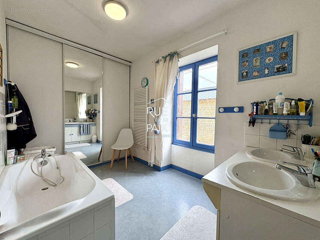 Maison à VENDEUVRE-DU-POITOU