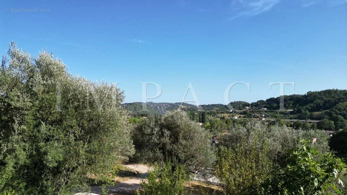 Terrain à CHATEAUNEUF-GRASSE