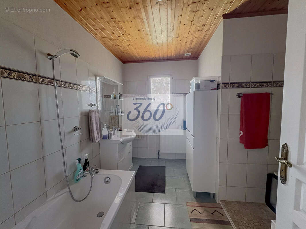 Spacieuse maison de plain-pied de 147 m2 à deux pas du centre-ville de Louhans - photo 12