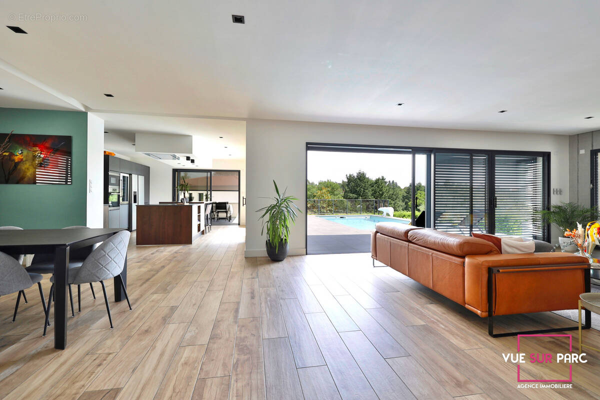 Maison à LA TOUR-DE-SALVAGNY