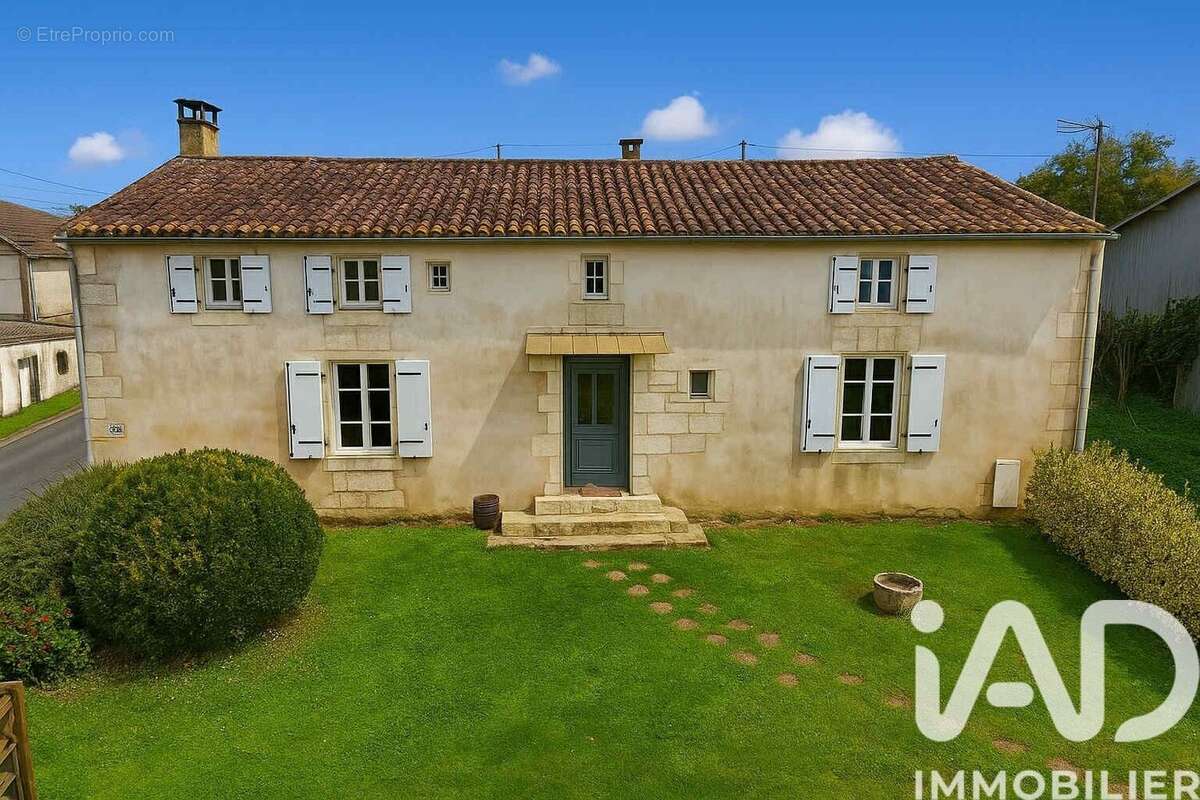 Photo 2 - Maison à CORME-ROYAL