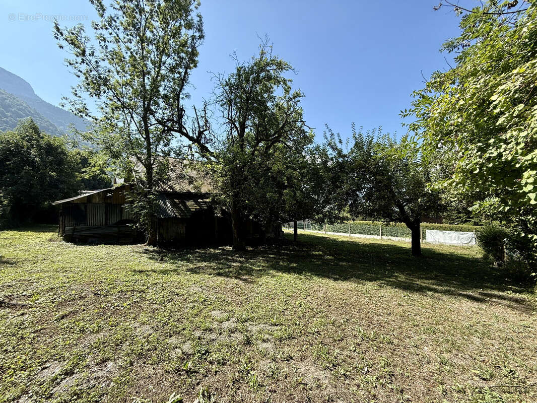 (73) Saint Avre - Terrain constructible et viabilisé - 1147m2 + 408m2 de jardin - photo 12