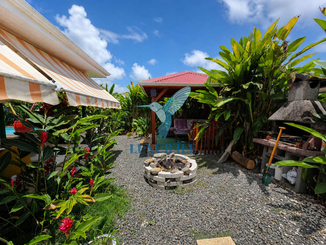 Baie-Mahault   Secteur recherché de La Jaille  Superbe villa T4 avec piscine et jardin - photo 15
