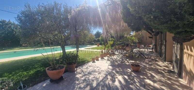 Maison à SAINT-MITRE-LES-REMPARTS